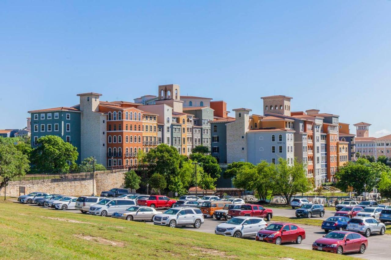 Newly Renovated 2-bedroom + Pool + Gym Apartment San Antonio