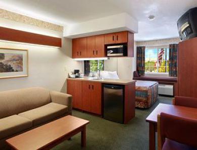 Hotel Super 8 By Wyndham Airport North