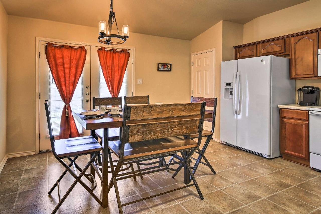 Abode With Yard Less Than 4 Mi To Lackland Holiday home *