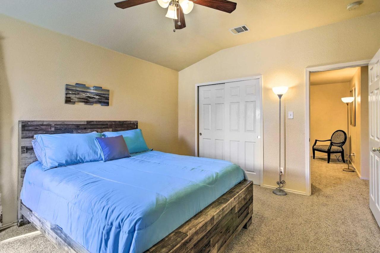 Abode With Yard Less Than 4 Mi To Lackland *