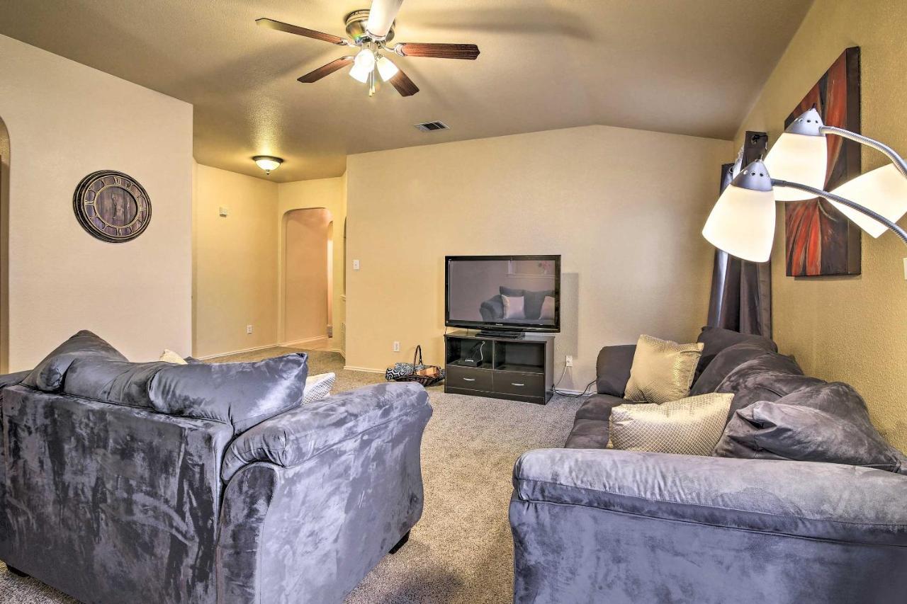 Abode With Yard Less Than 4 Mi To Lackland