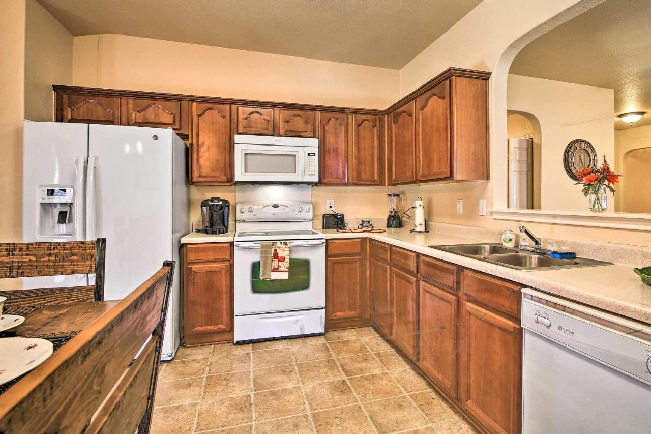 Abode With Yard Less Than 4 Mi To Lackland