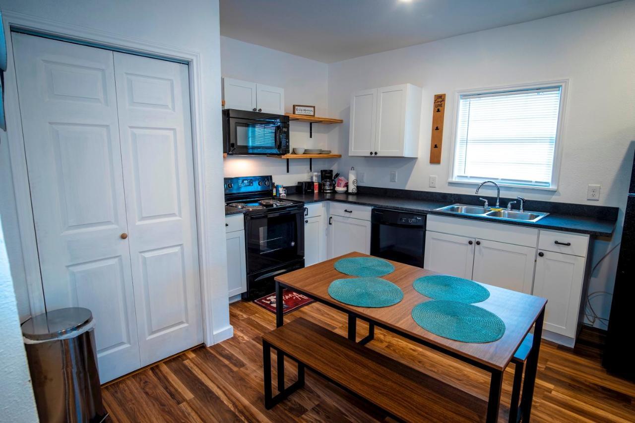 Apartment Downtown View Cozy 2br1ba Sleeps 8