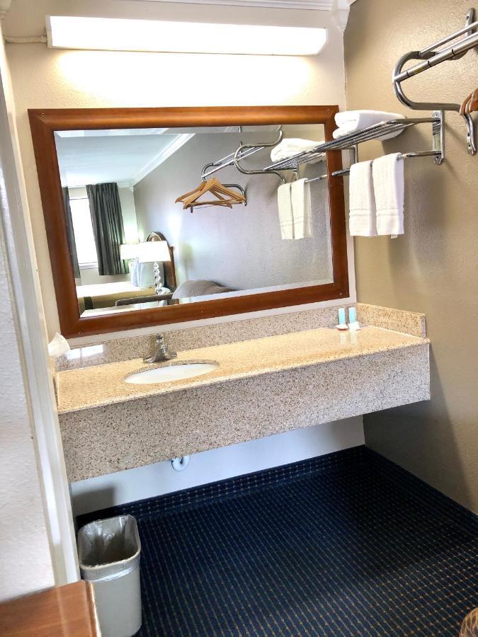 Motel & San Antonio