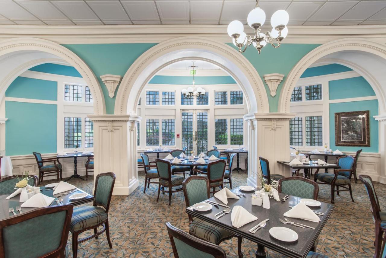 Menger Hotel 4*