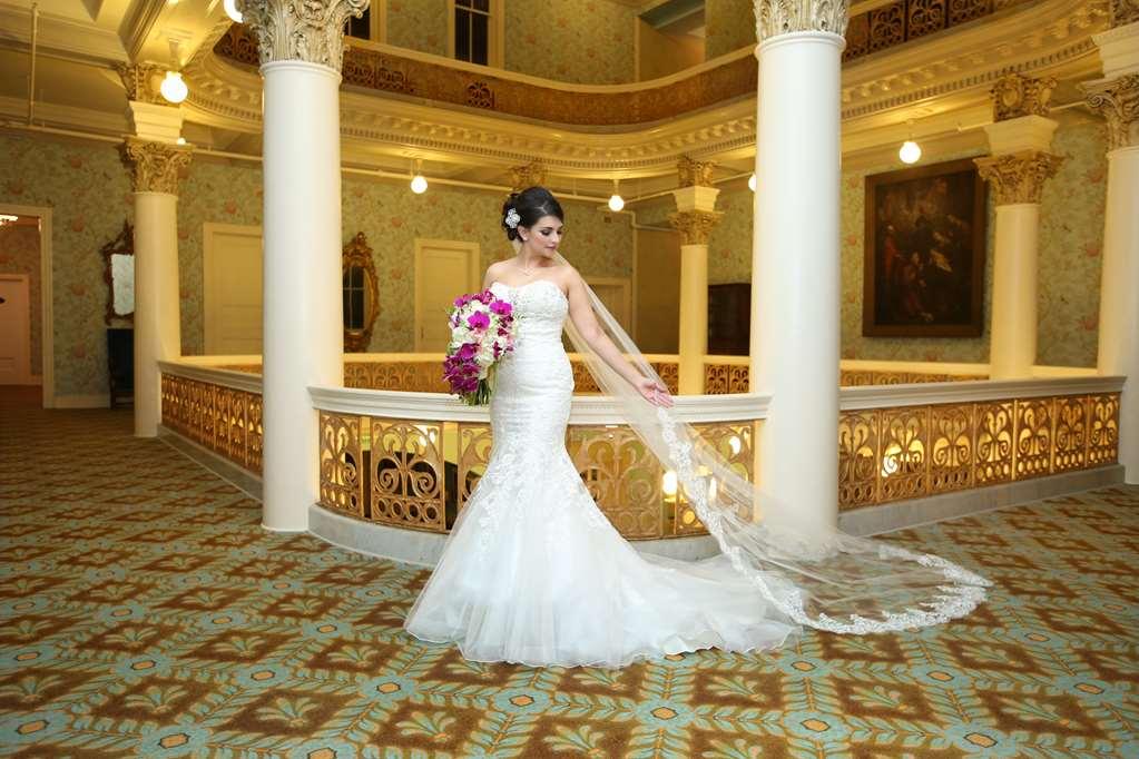 Menger Hotel 4*