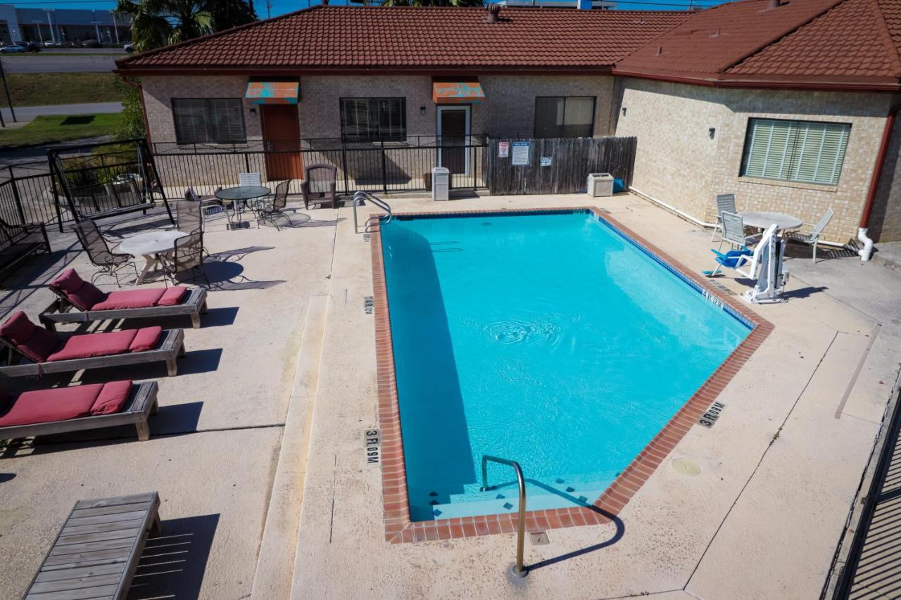 & 2* San Antonio