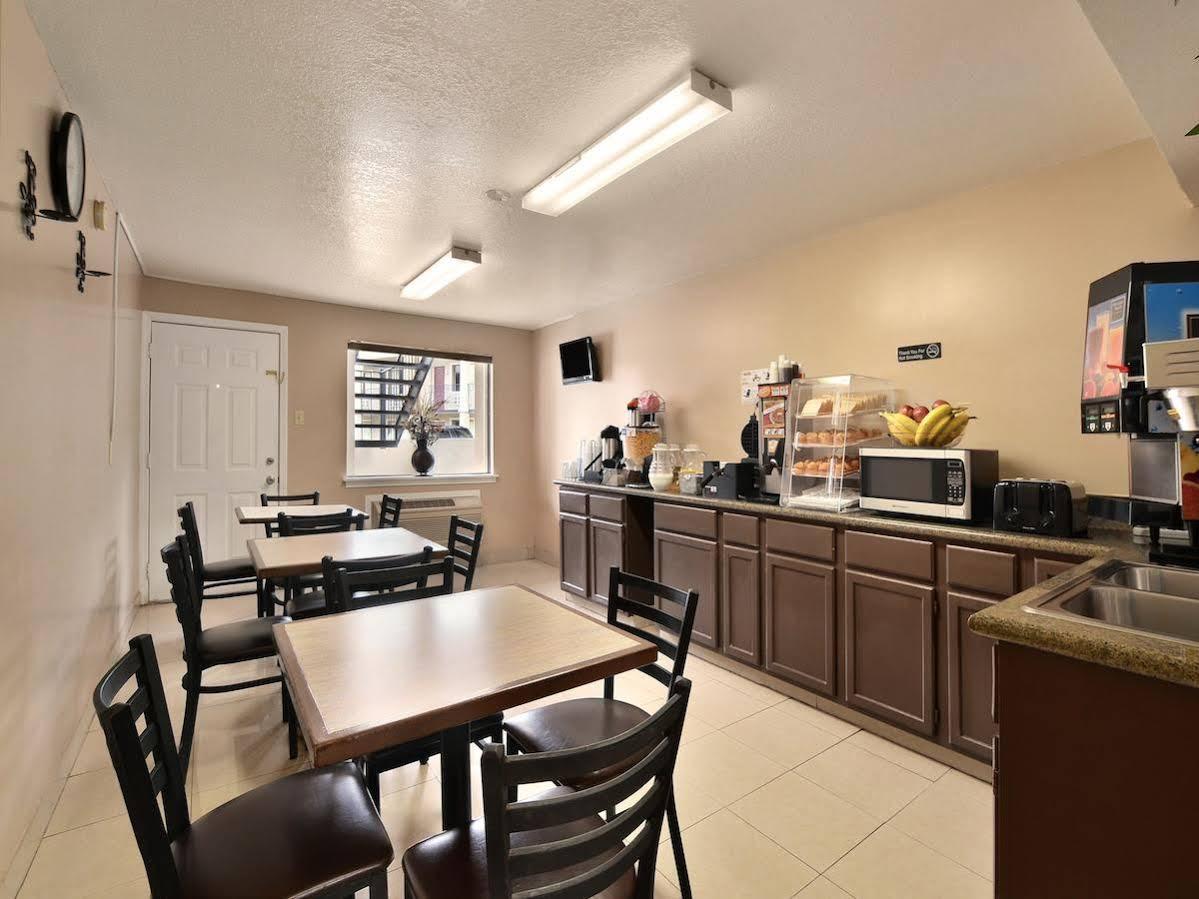 Super 8 By Wyndham Pearl District Downtown Motel San Antonio