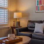 Beautiful House In An Upscale Neighborhood With Pool, Private Patio & Bbq