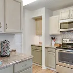 Dog-Friendly Live Oak Home With Hot Tub And Game Room!