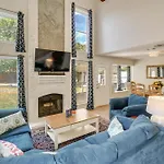 Dog-Friendly Live Oak Home With Hot Tub And Game Room!