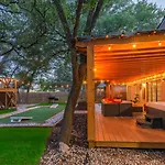 Luxurious Home With Hot Tub & Tree Deck By 6Flags