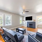 Luxurious 3 Bedroom Near Downtown And Convention Center
