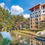 Beautiful Condo On Riverwalk King Suite W Free Parking Pet Friendly Centrally Located On The Riverwalk