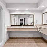 Quality Inn & Suites Airport North - Stone Oak