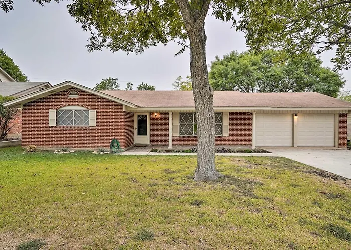 Cozy Home With Patio, 1 Mi To Airport!
