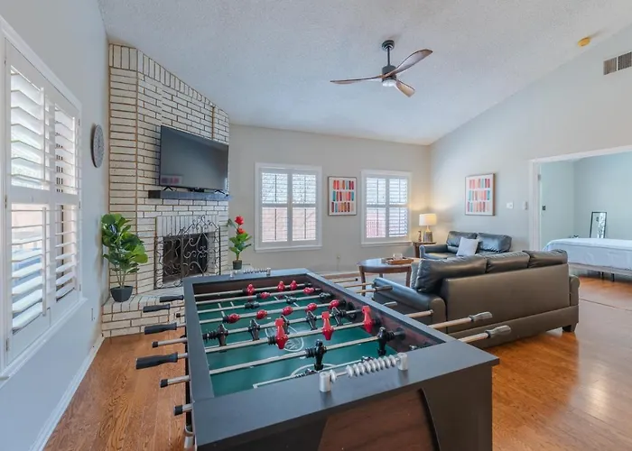 Beautiful House In An Upscale Neighborhood With Pool, Private Patio & Bbq