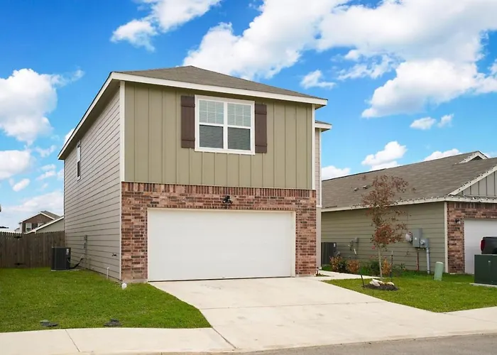 Rare Find Luxurious Home Sleeps 13 With Family Fun