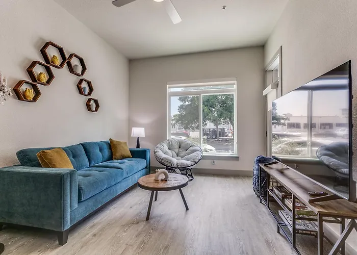 Lush Downtown Condo On Riverwalk W King Ste, Free Parking, Pet Friendly, Centrally Located On Riverwalk