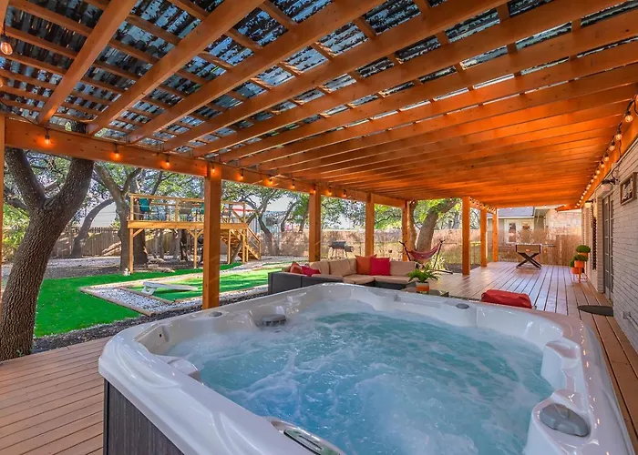 Luxurious Home With Hot Tub & Tree Deck By 6Flags