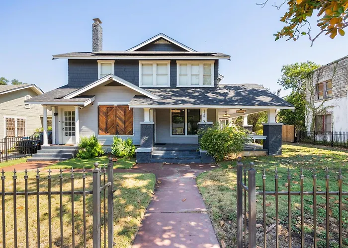 Luxurious 3 Bedroom Near Downtown And Convention Center