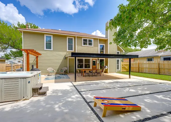 Dog-Friendly Live Oak Home With Hot Tub And Game Room!