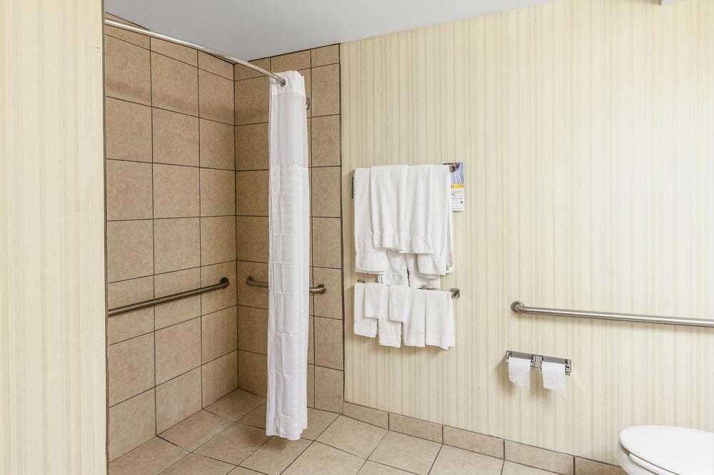 Hotel Spark By Hilton Northwest Near Six Flags 3*