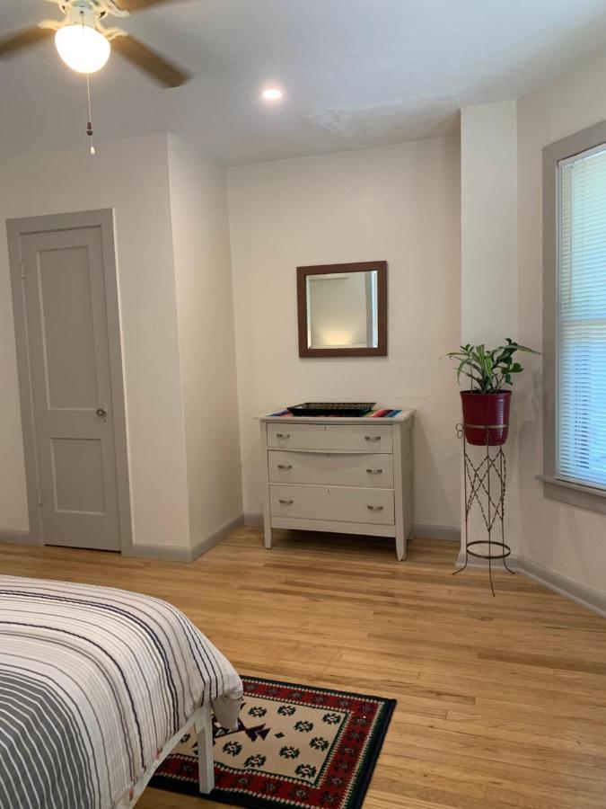 125-#4 Downtown Cozy Upstairs One Bedroom Apartment San Antonio