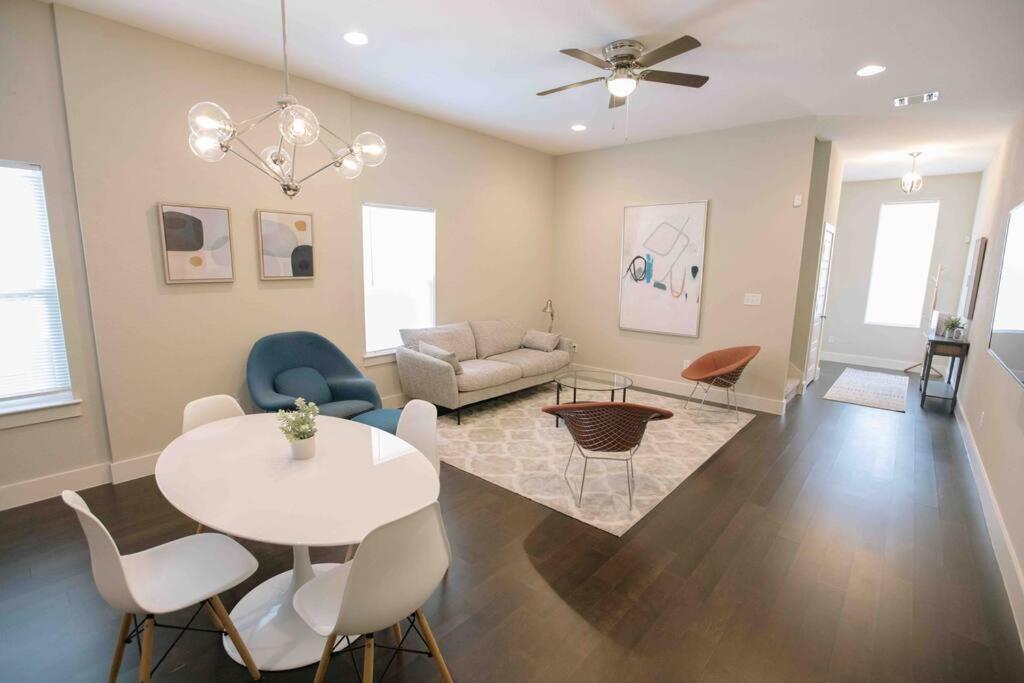 Spacious, Sleeps 6, St Phillips, King Bed Holiday home San Antonio