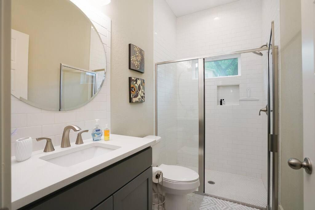 Spacious, Sleeps 6, St Phillips, King Bed * San Antonio