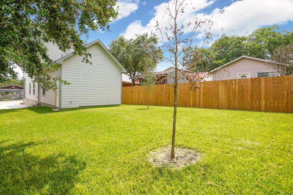 Spacious, Sleeps 6, St Phillips, King Bed * San Antonio