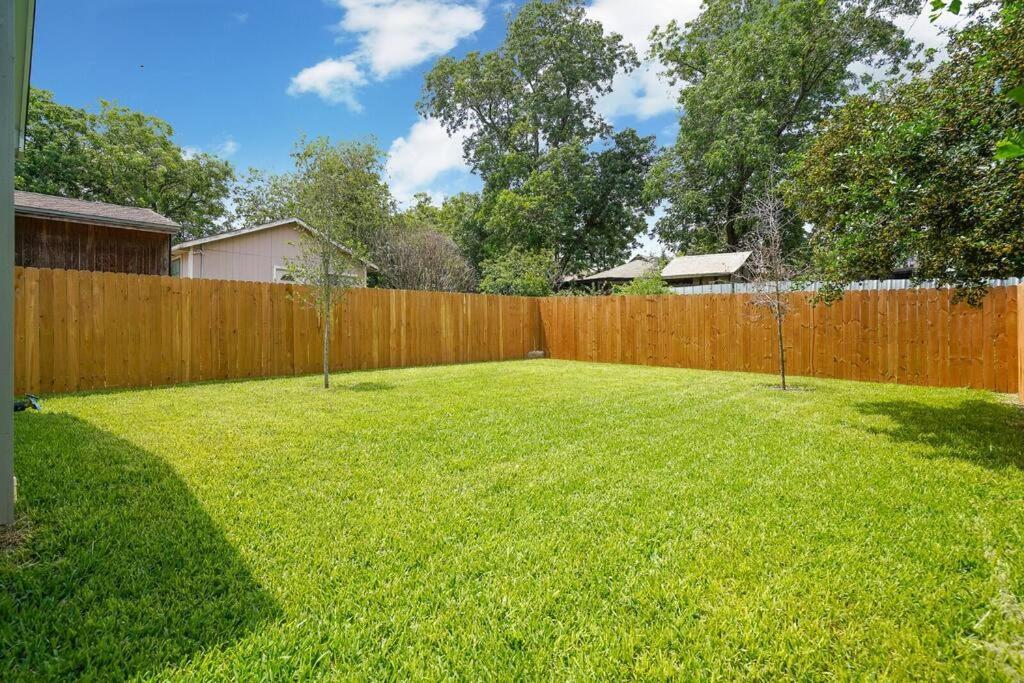 Spacious, Sleeps 6, St Phillips, King Bed Holiday home San Antonio