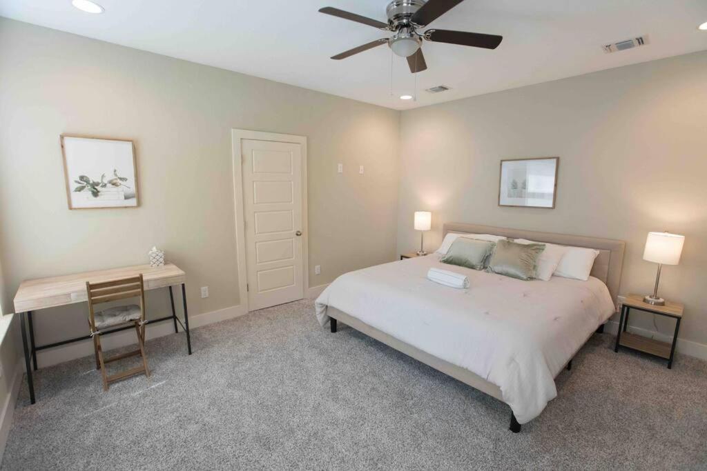 Spacious, Sleeps 6, St Phillips, King Bed San Antonio