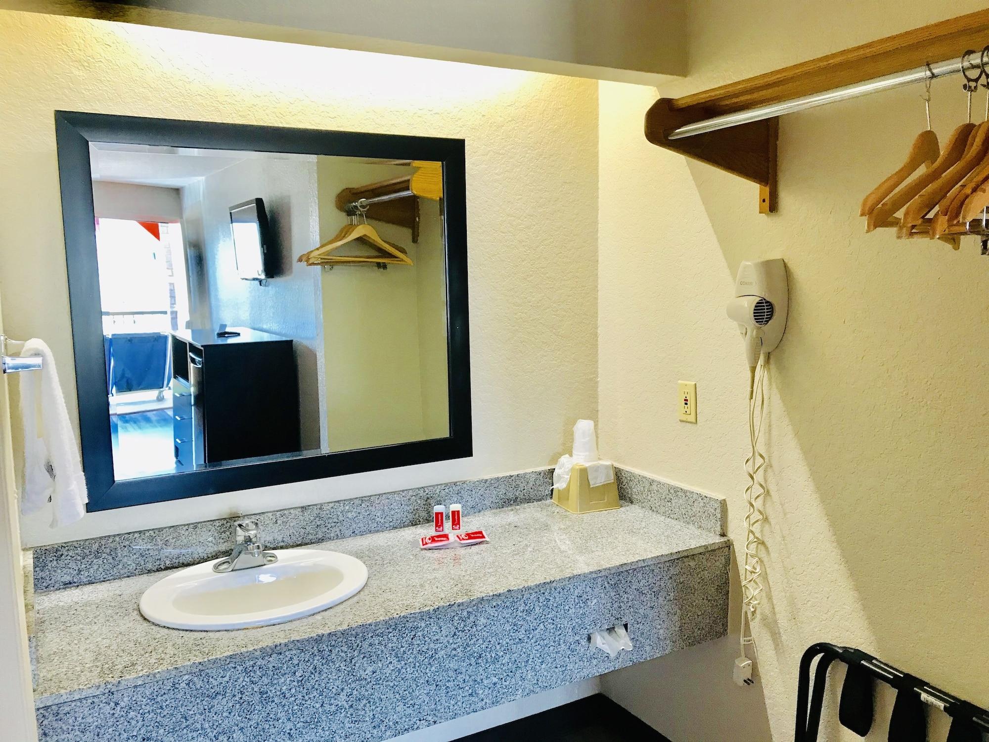 Econo Near Lackland Air Force Base-seaworld 2* San Antonio