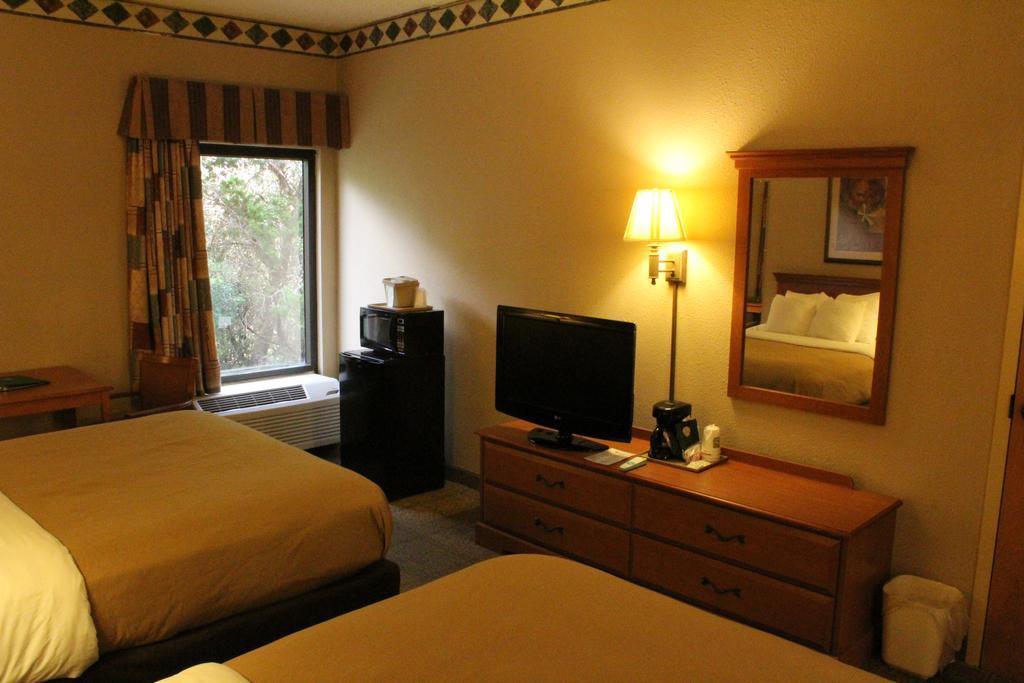 Hotel Spark By Hilton Northwest Near Six Flags 3*