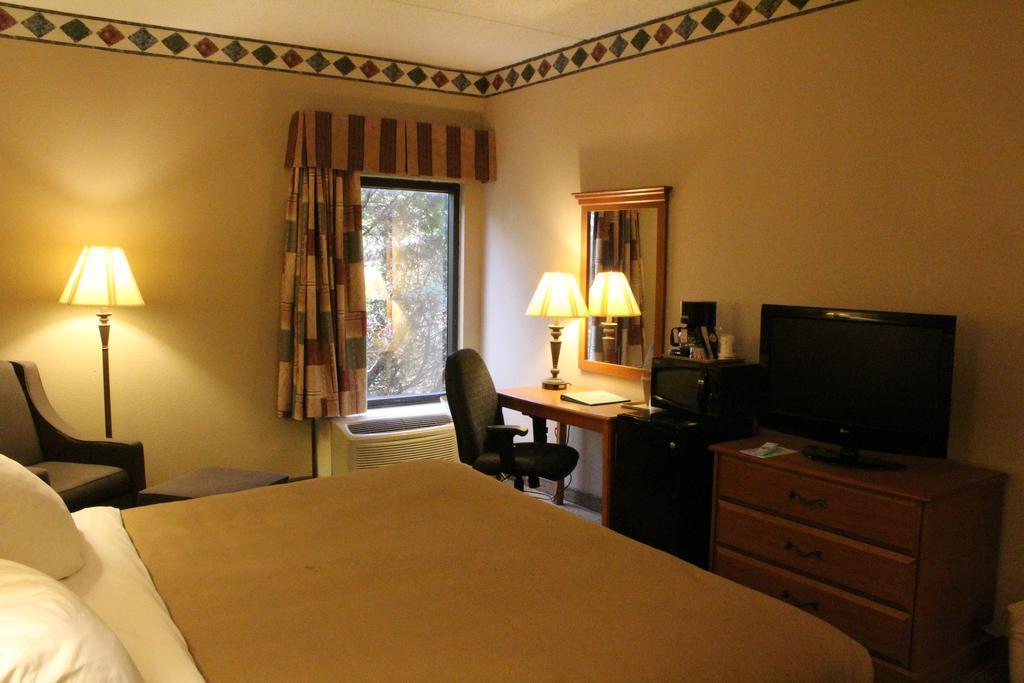 Hotel Spark By Hilton Northwest Near Six Flags 3*