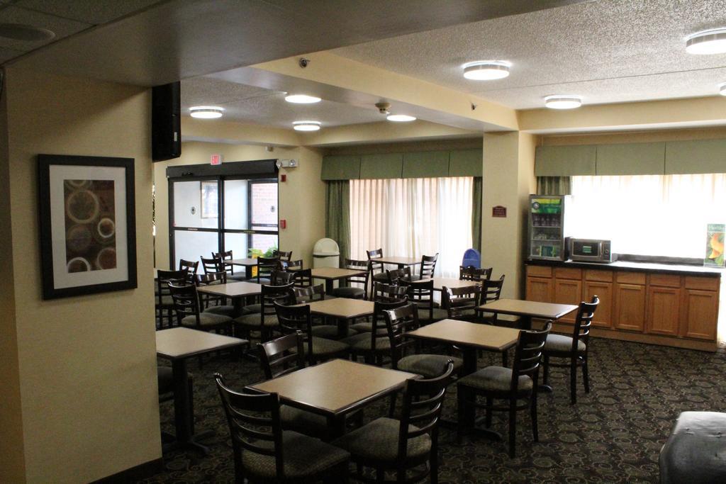Spark By Hilton Northwest Near Six Flags Hotel 3*