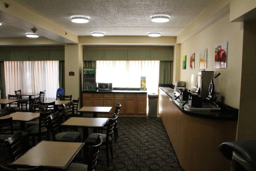 Spark By Hilton Northwest Near Six Flags Hotel 3*
