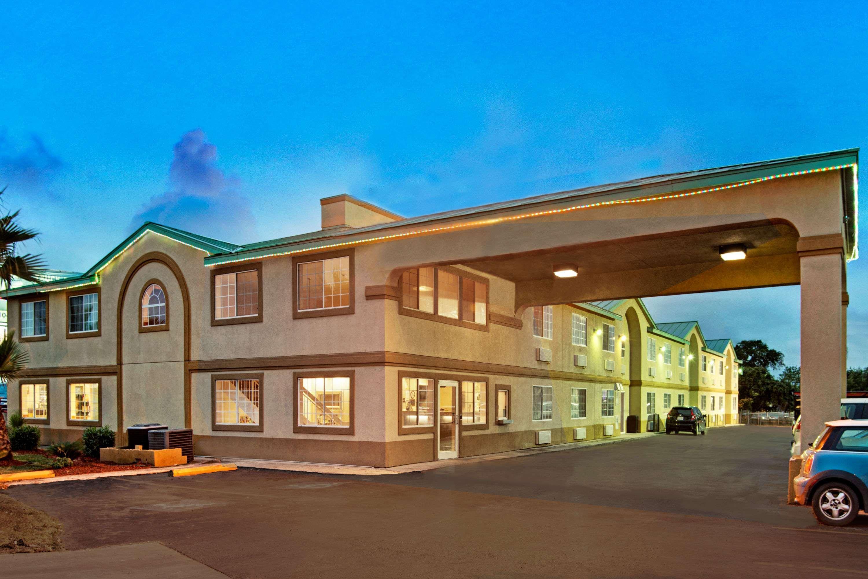 Days By Wyndham Airport San Antonio