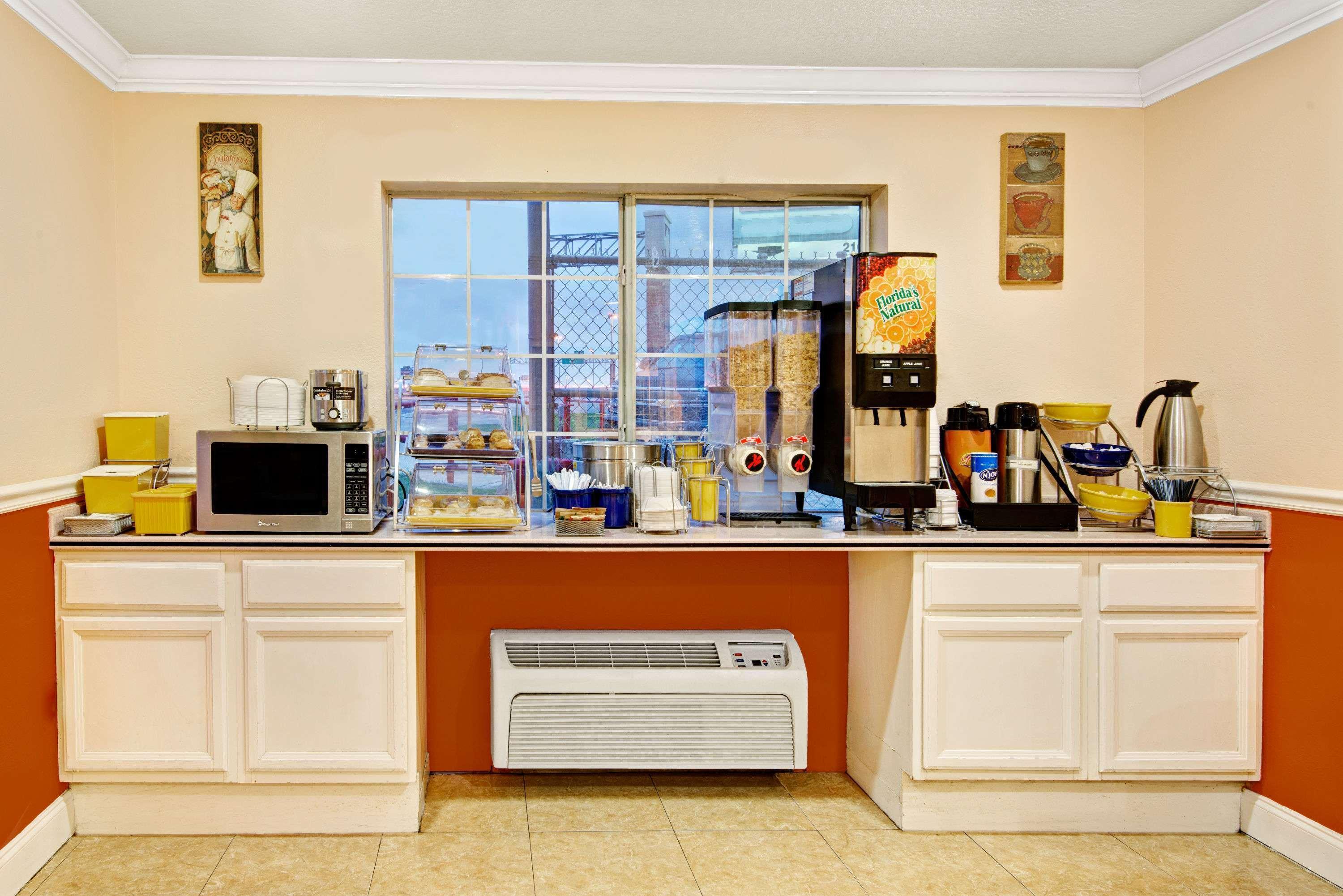Days By Wyndham Airport 2* San Antonio