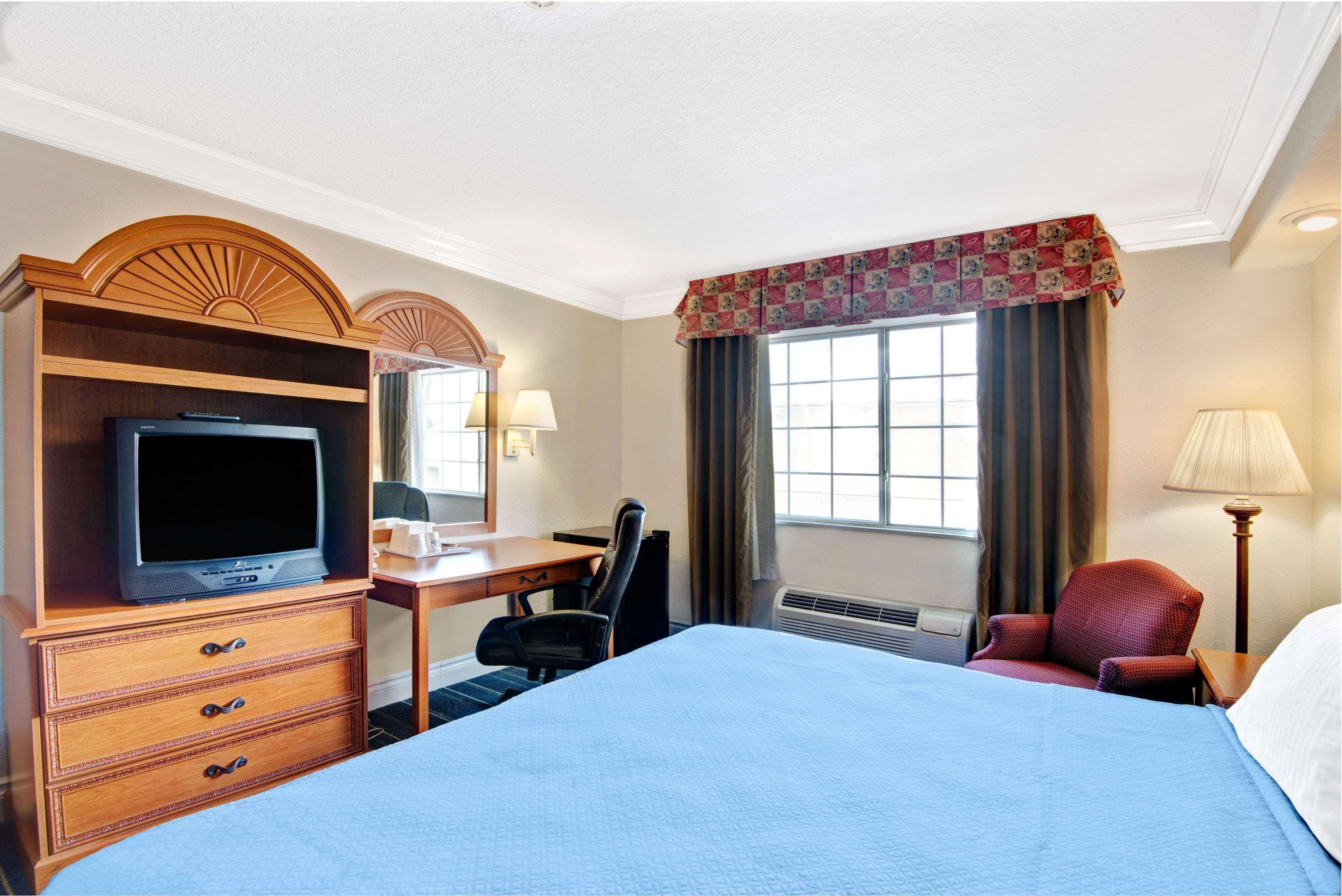 Days By Wyndham Airport San Antonio