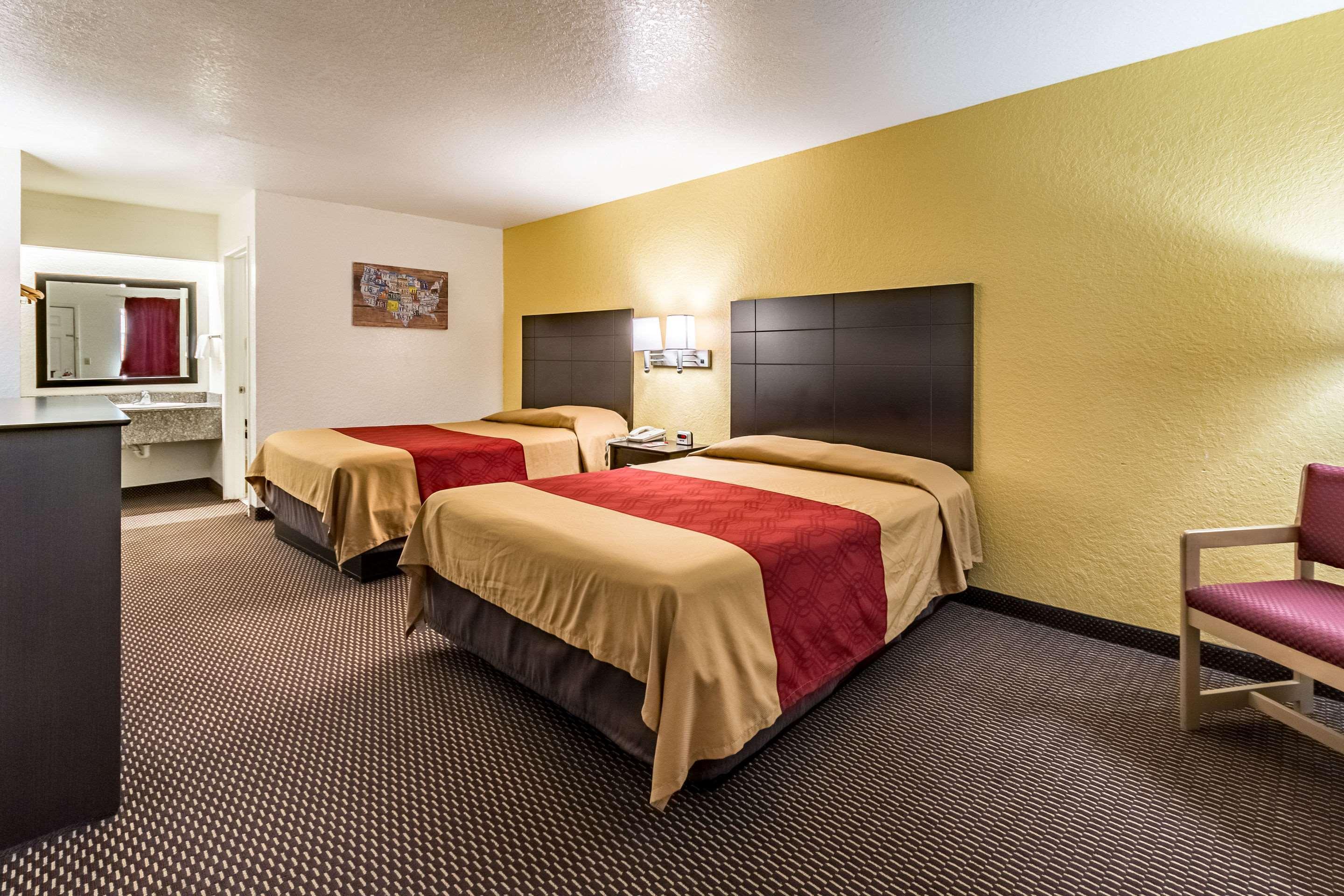Econo Near Lackland Air Force Base-seaworld Hotel