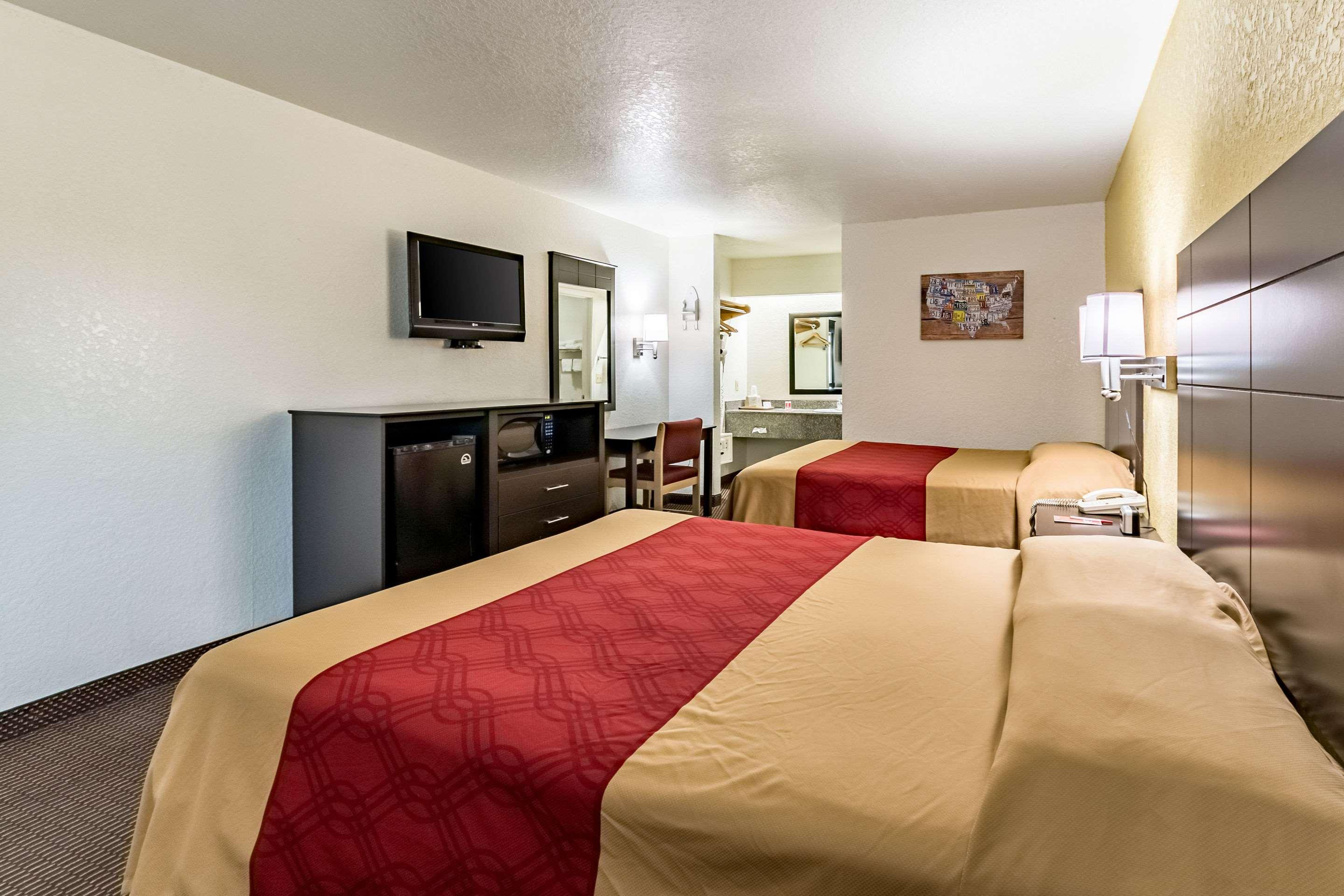 Econo Near Lackland Air Force Base-seaworld 2* San Antonio