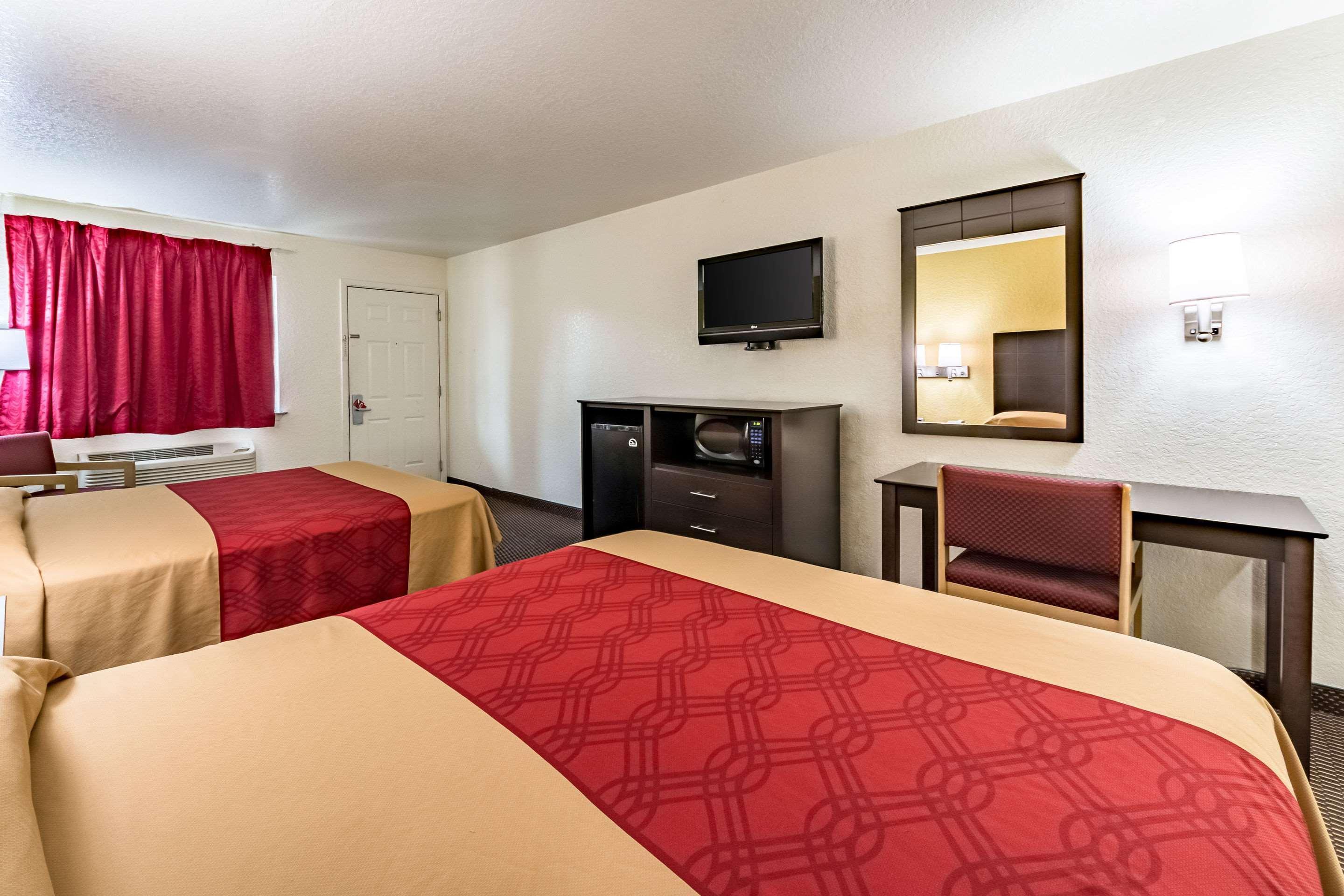 Econo Near Lackland Air Force Base-seaworld Hotel 2*