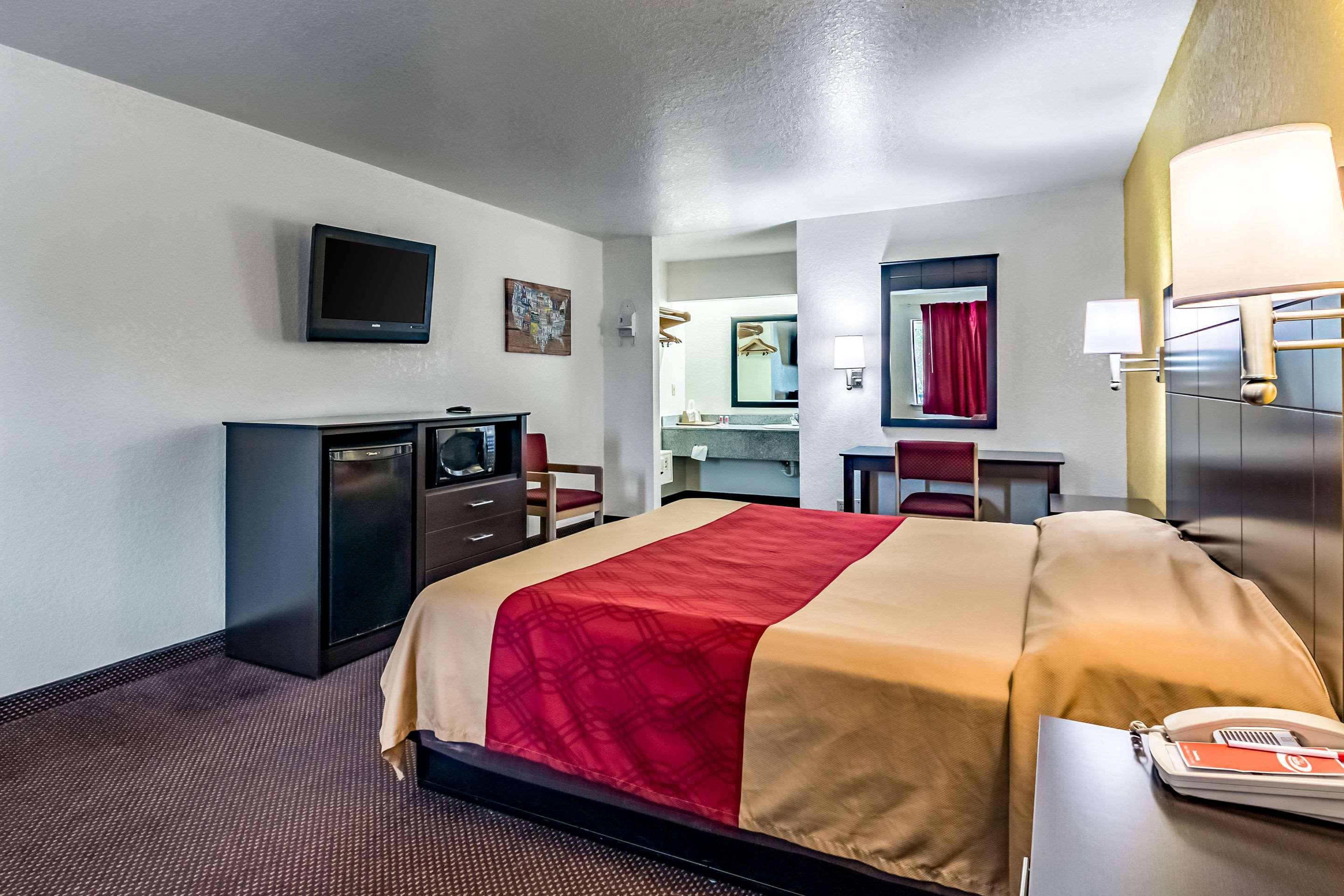 Econo Near Lackland Air Force Base-seaworld Hotel San Antonio