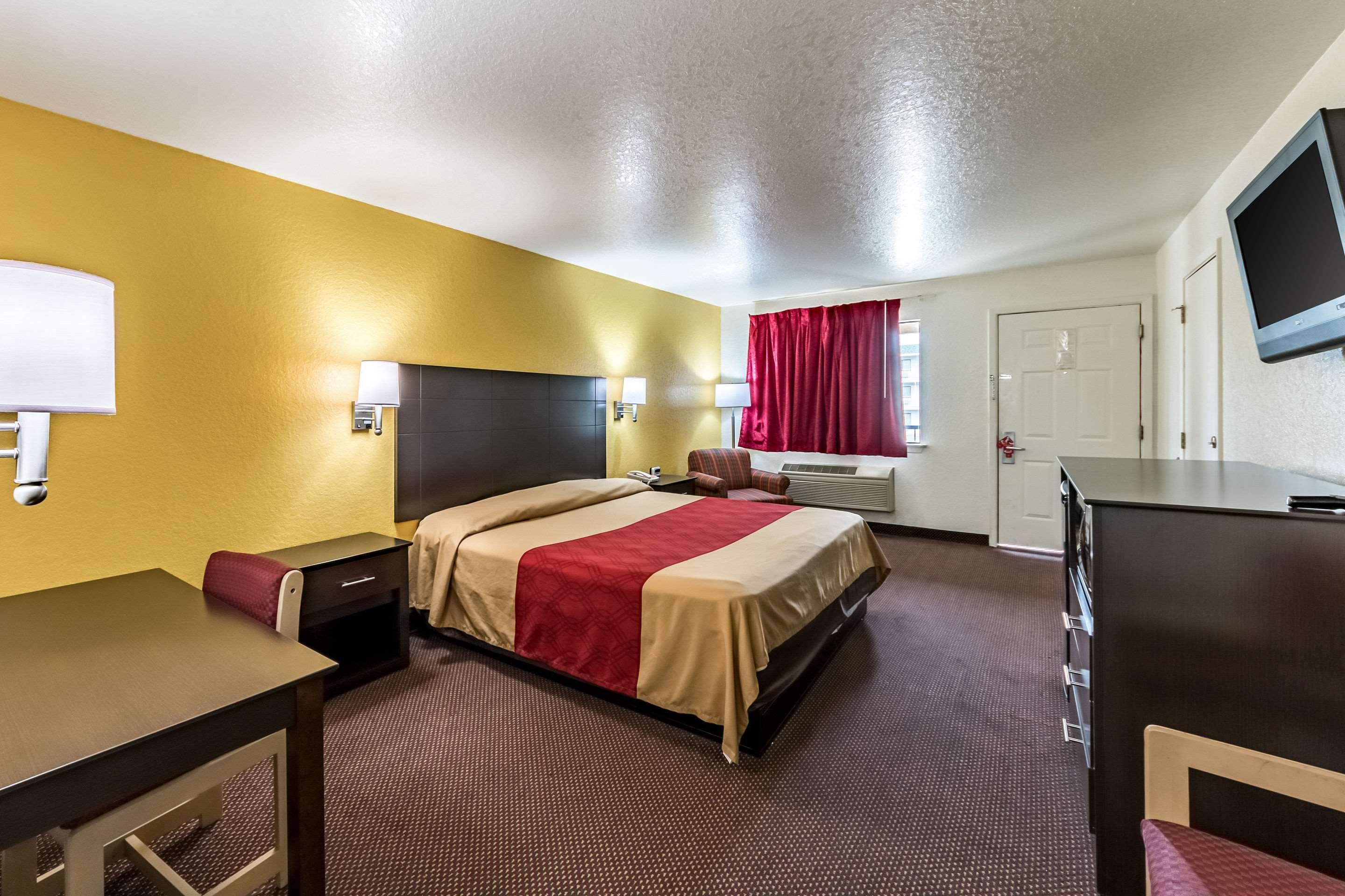 Econo Near Lackland Air Force Base-seaworld 2* San Antonio