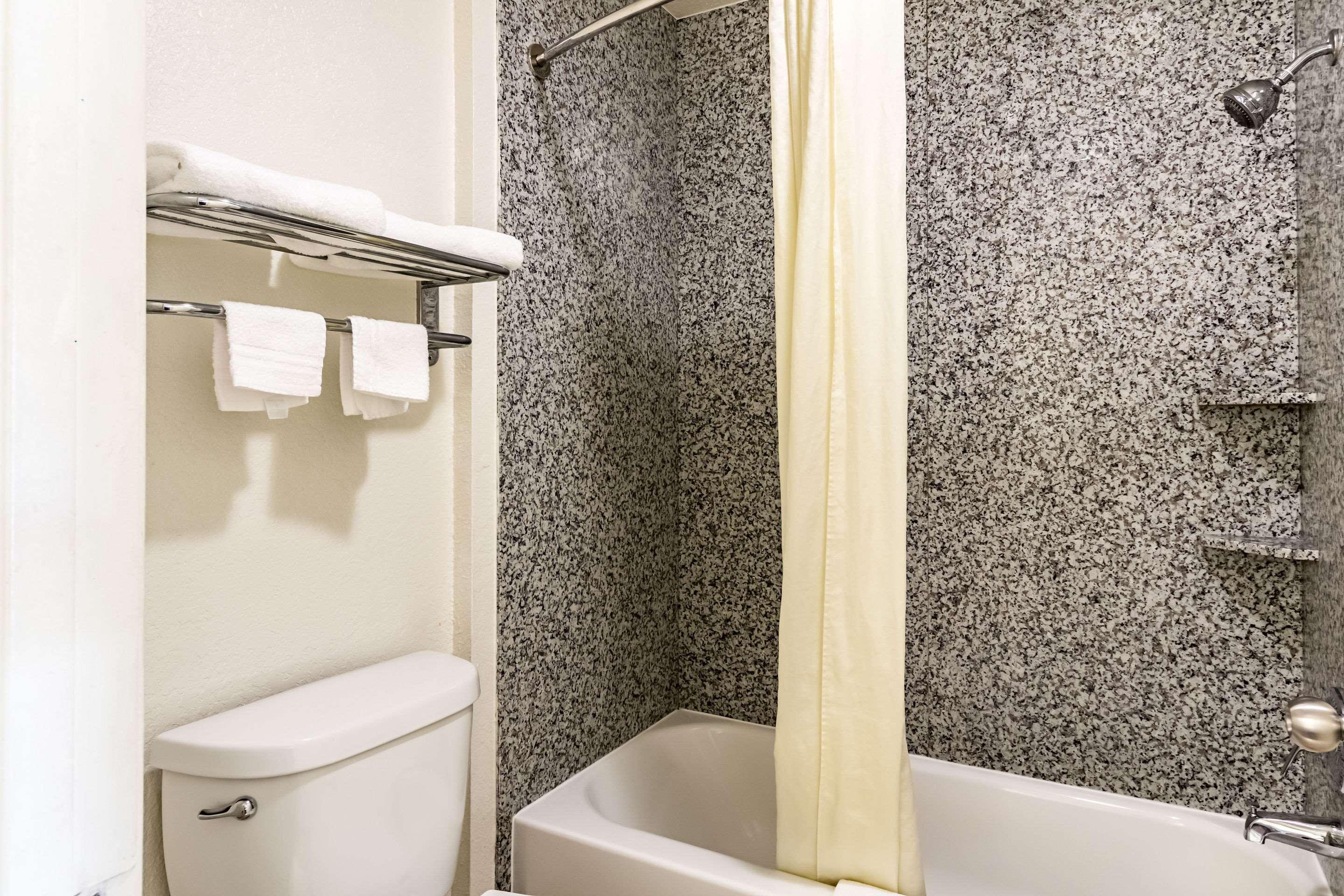 Econo Near Lackland Air Force Base-seaworld Hotel San Antonio