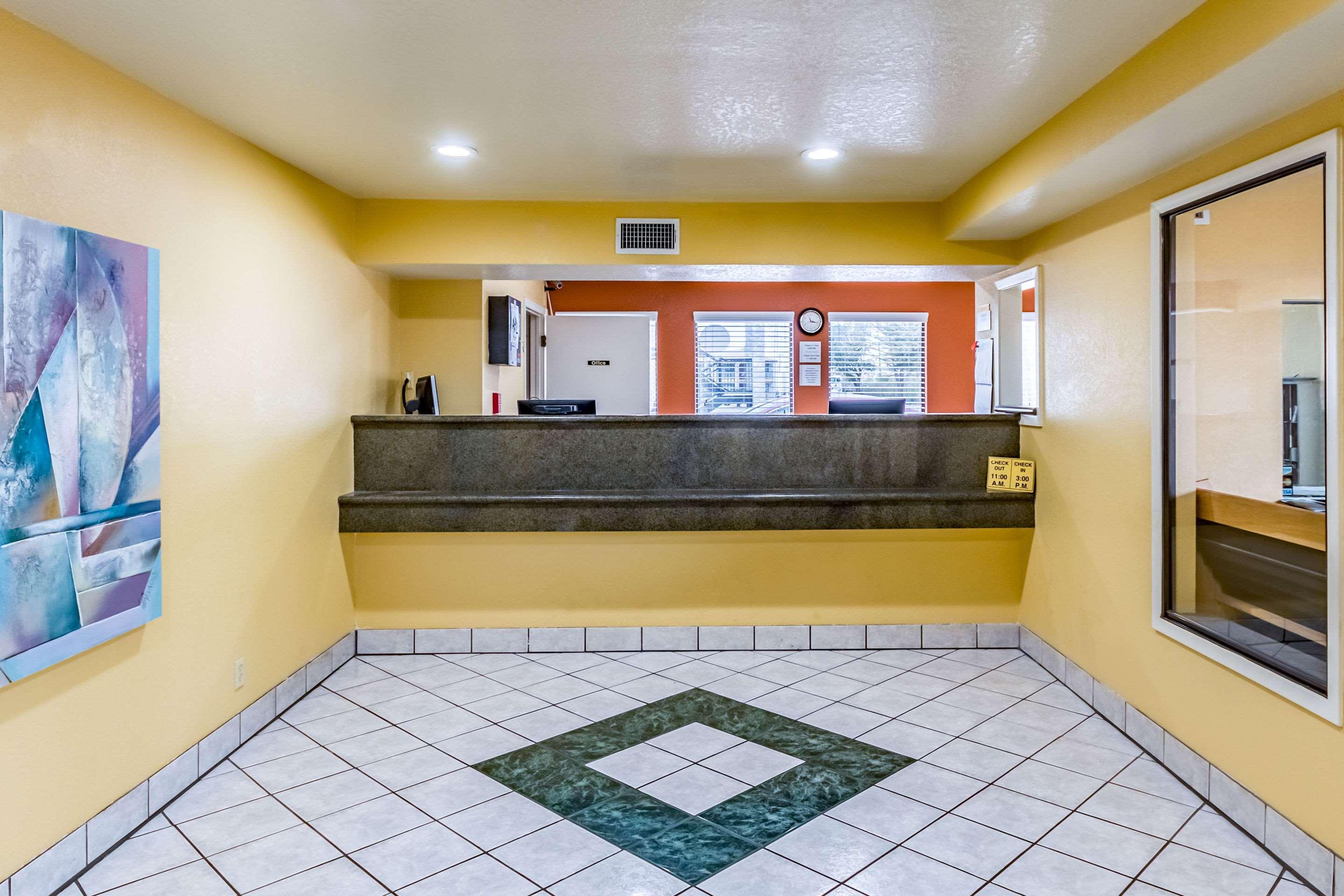 Econo Near Lackland Air Force Base-seaworld 2*