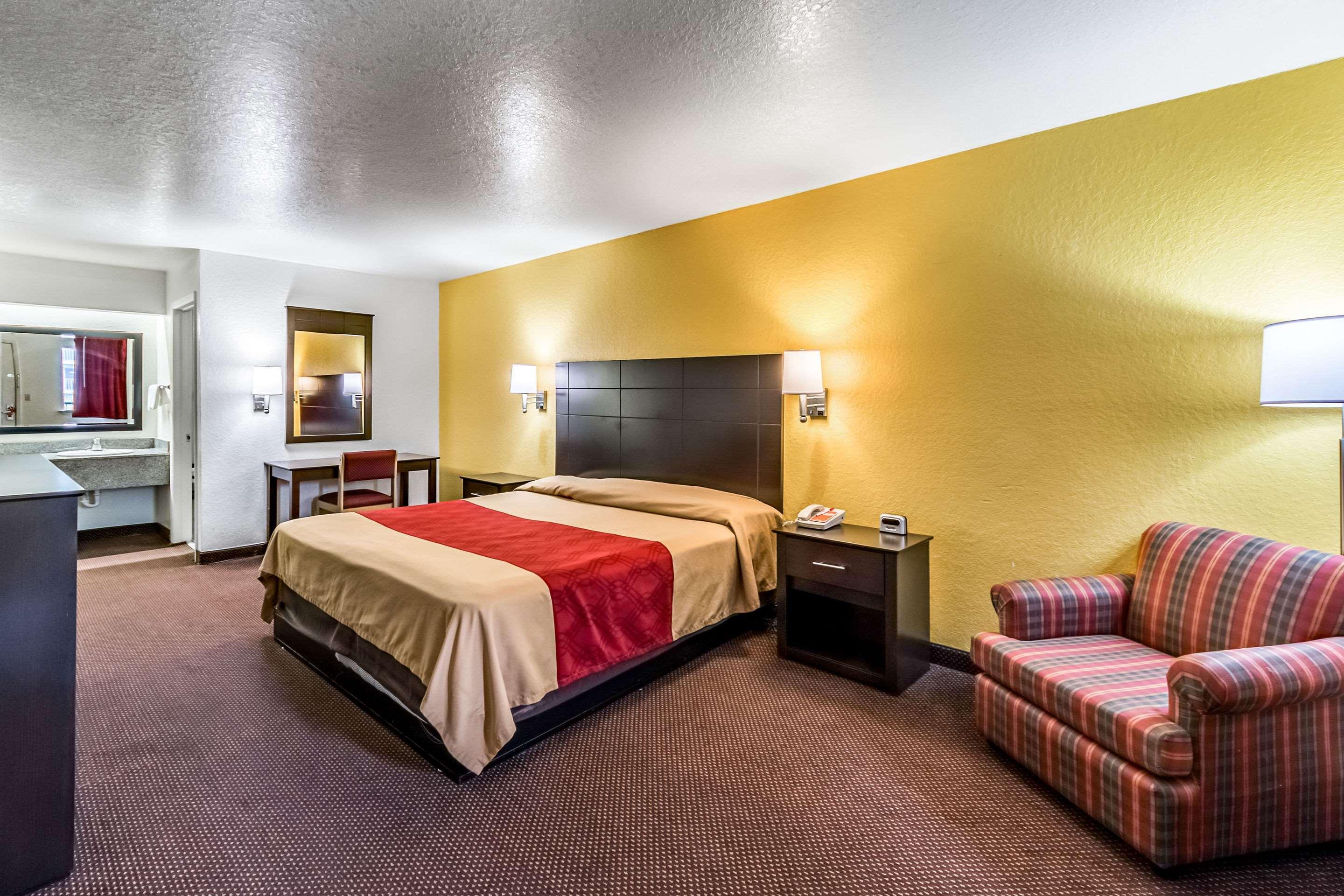 Econo Near Lackland Air Force Base-seaworld Hotel 2*