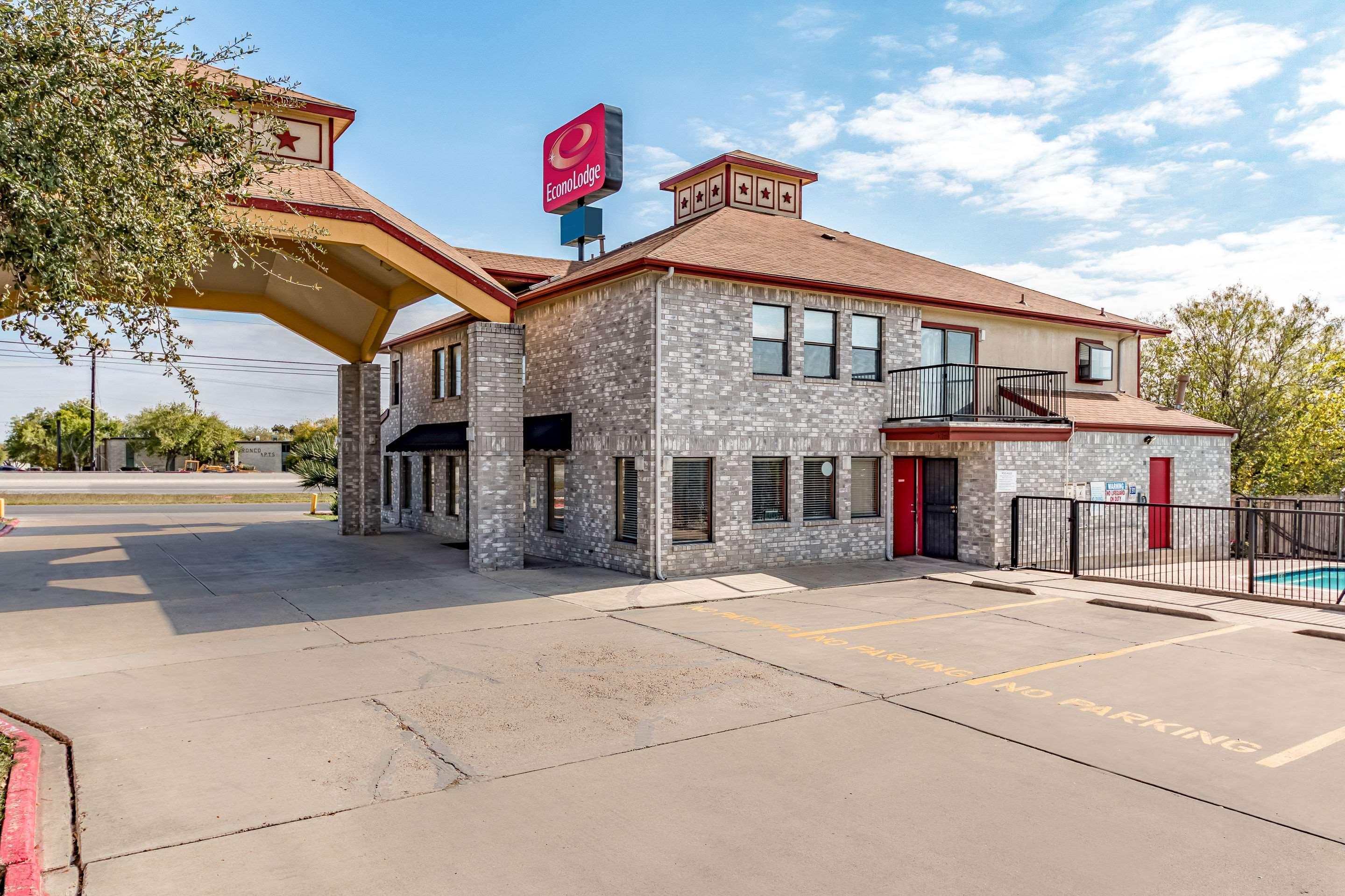 Econo Near Lackland Air Force Base-seaworld San Antonio